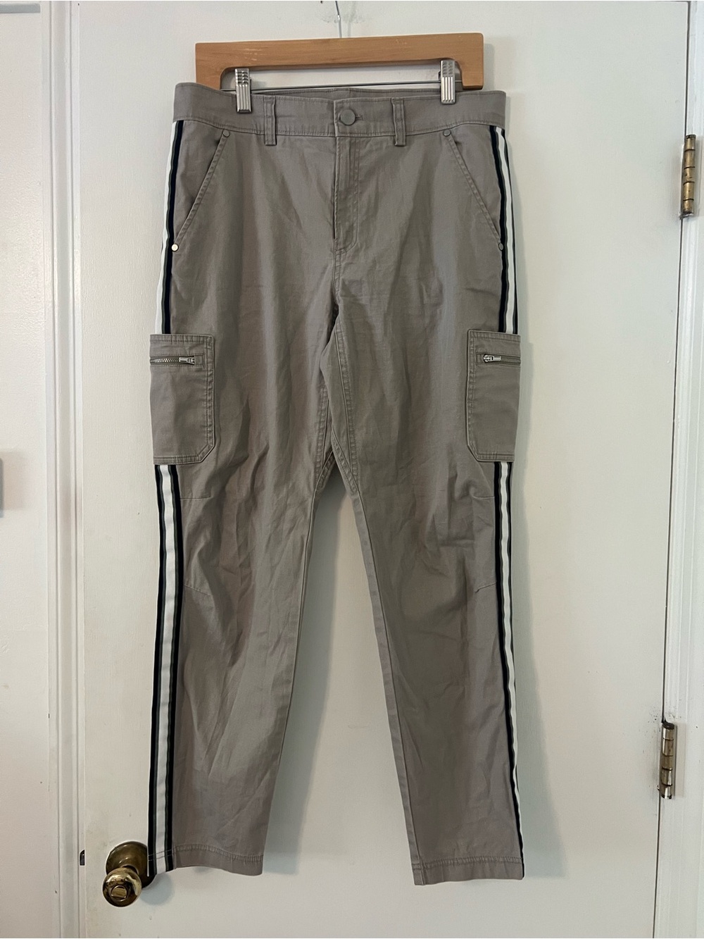 Athleta Taupe Cargo Pants with Black & White green Side Stripes size 6 (A205)